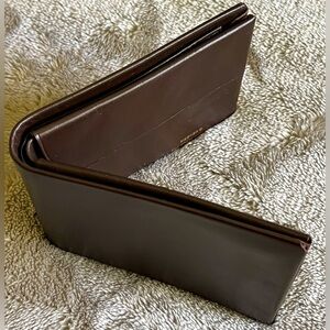 Vintage Meeker leather cowhide 3-1/4 x 4-1/4 brown bi-fold wallet.